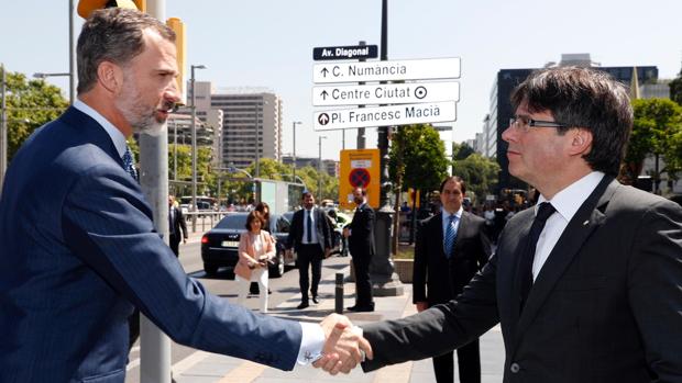 Puigdemont recibe al Rey, a su llegada a La Caixa, en la Diagonal de Barcelona
