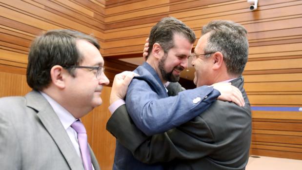 El portavoz del Grupo Socialista, Luis Tudanca, y el procurador socialista José Ignacio Martín, se felicitan tras la victoria de Pedro Sánchez en las primarias del PSOE, durante el pleno de las Cortes