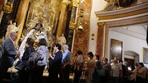 Imagen del besamanos a la Virgen de los Desamparados