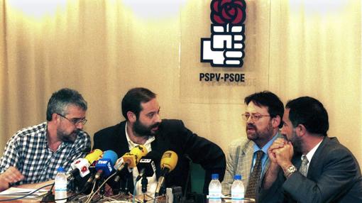 Imagen de Ábalos y Puig, en el centro, tomada en el año 2000