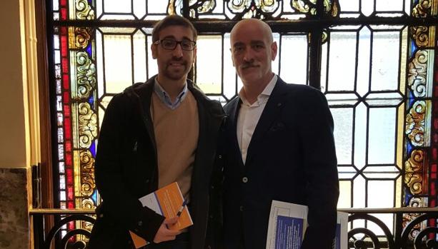 Daniel de la Rosa (i), coordinador de C's Getxo, junto al portavoz del partido en Euskadi, Nicolás de Miguel