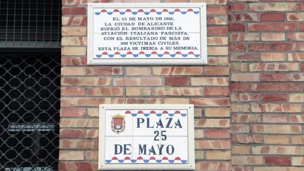 Placa conmemorativa de las víctimas del bombardeo en la plaza 25 de mayo de Alicante