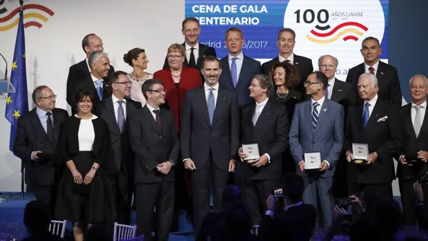 El Rey junto al ministro de Energía, Turismo y Agenda Digital, Álvaro Nadal, y los galardonados por la Cámara de Comercio Alemana en España, en el Círculo de Bellas Artes de Madrid