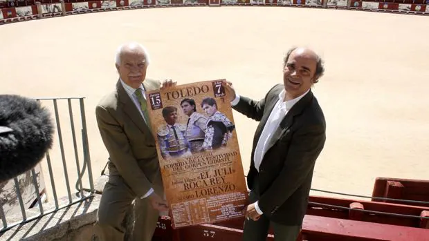 Eduardo Martín-Peñato y Pablo Lozano, este jueves con un cartel de la corrida en la plaza de toros de Toledo