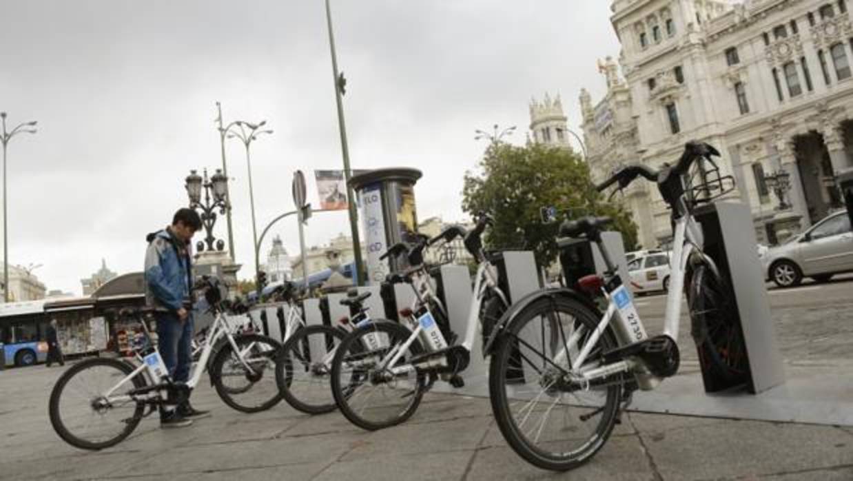 Un usuario de Bicimad alquila una bicicleta en la estación de la plaza de Cibeles