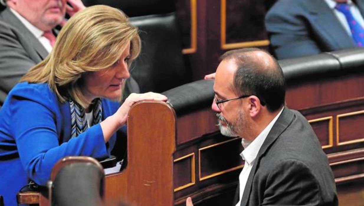 La ministra de Empleo, Fátima Báñez, conversa con el portavoz del PDECat en el Congreso, Campuzano