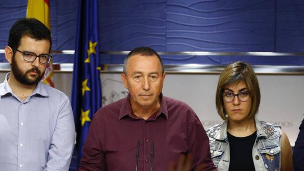 El portavoz de Compromís en el Congreso, Joan Baldoví, junto a los diputados Marta Sorlí e Ignasi Candela