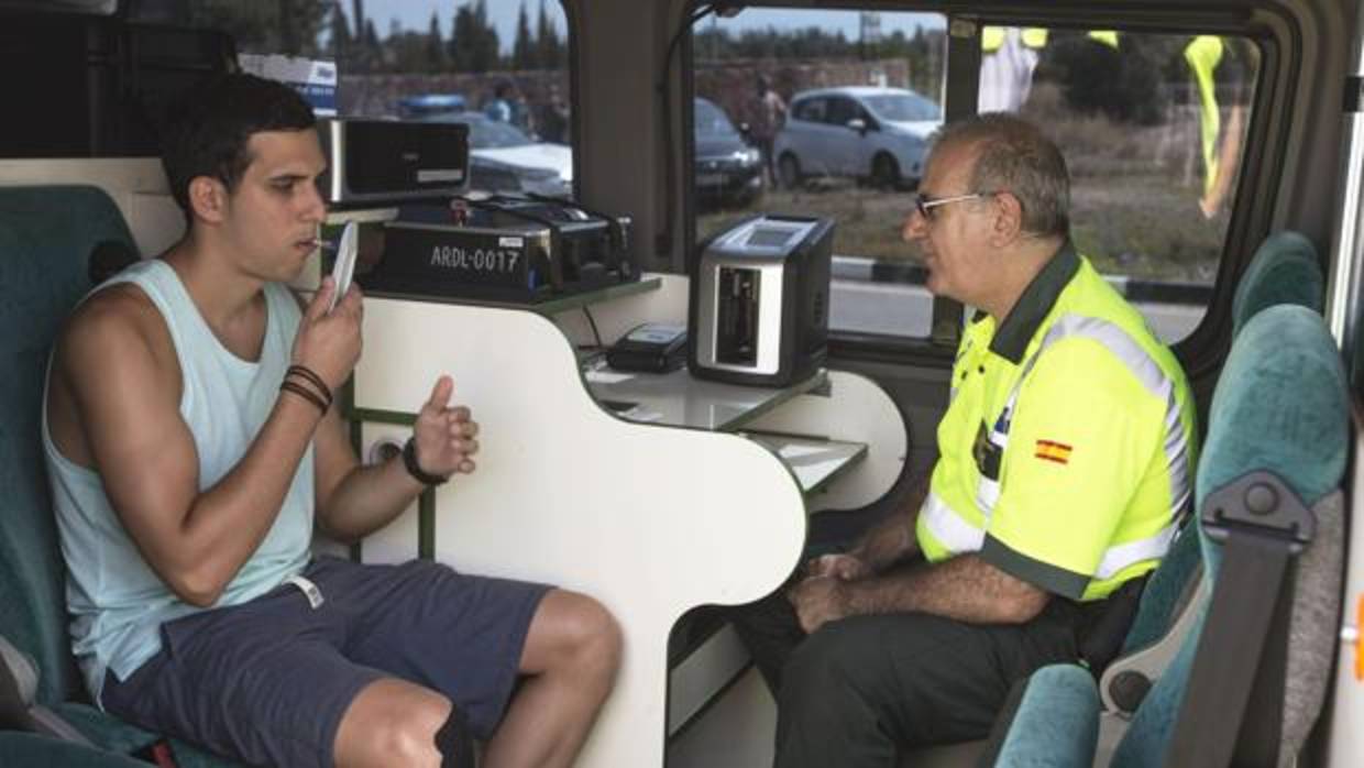 Un joven conductor está siendo sometido a un control de drogas