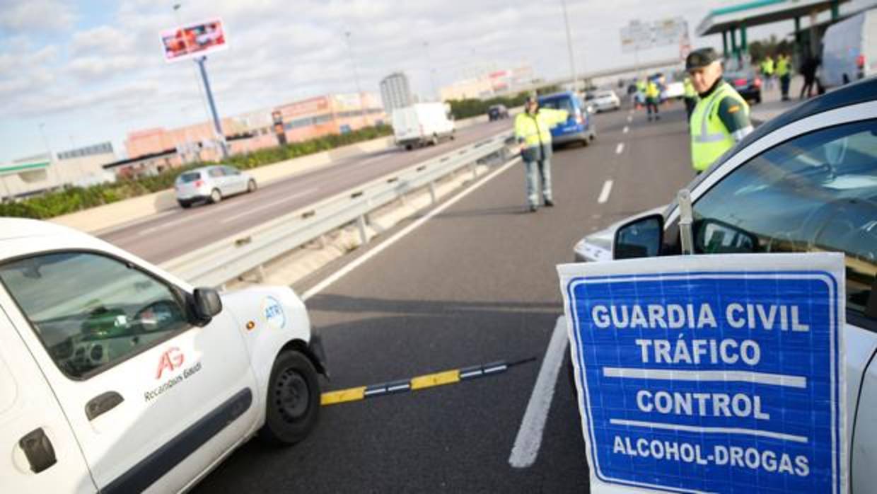 Un agente de la Guardia Civil de Tráfico, durante un control de drogas de carretera