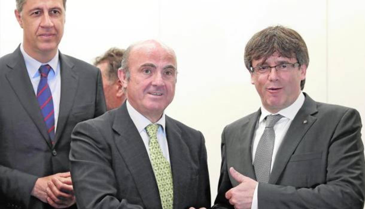 Puigdemont y Luis de Guindos en la jornada económica celebrada este jueves en Barcelona