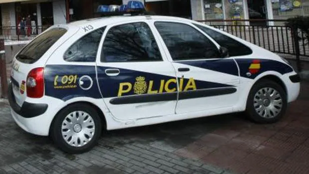 Coche patrulla de la Policía Nacional en una calle de Valencia