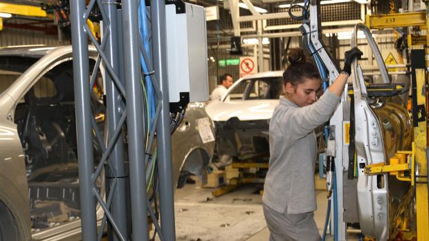 Los trabajadores del cuarto turno de Renault no llegan a la jornada mínima para percibir la prestación