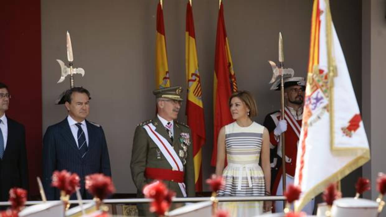 La ministra de Defensa, María Dolores de Cospedal, junto al jefe de Estado Mayor de la Defensa, general de ejército Fernando Alejandre Martínez, durante el acto central del Día de las Fuerzas Armadas