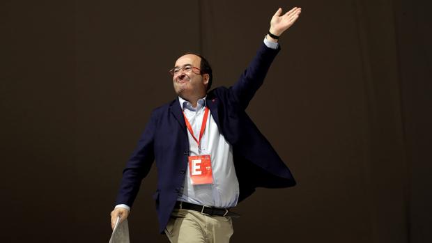 Miquel Iceta saluda a sus compañeros tras ser ratificado como secretario de los socialistas catalanes