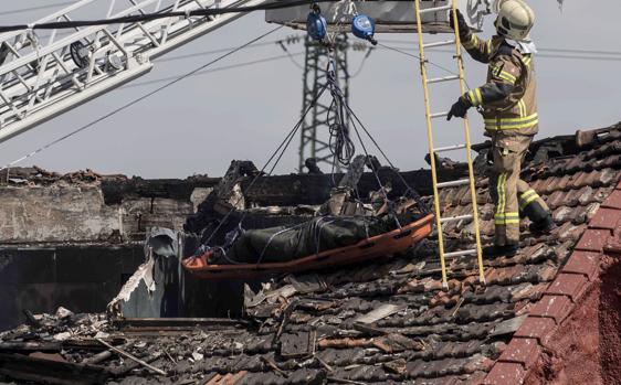 Cuatro muertos y ocho heridos graves en un incendio en Bilbao