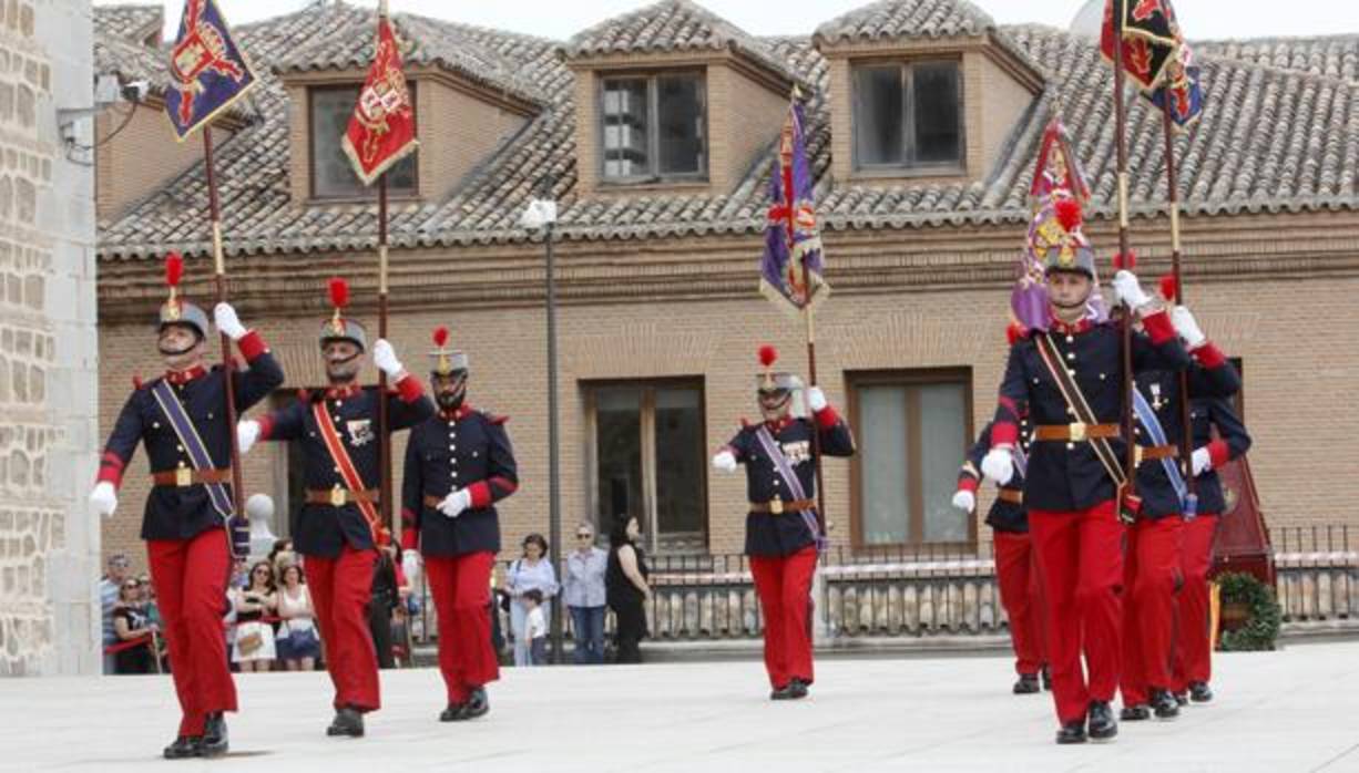 Relevo de guardia en el Alcázar de Toledo