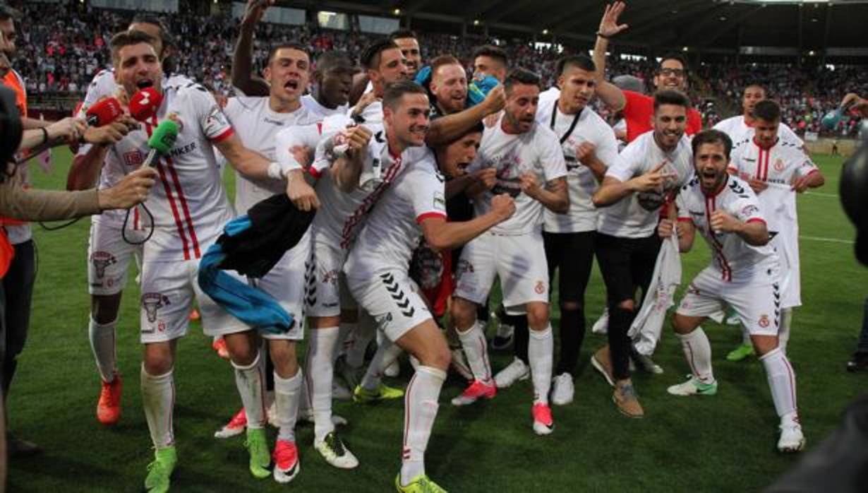 Los jugadores de la Cultural Leonesa celebran el ascenso a Segunda