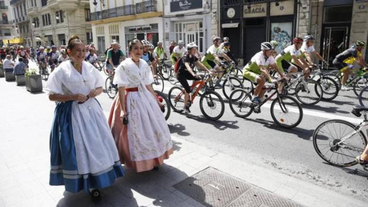 Ciclistas circulan por el centro de Valencia en la manifestación de este domingo