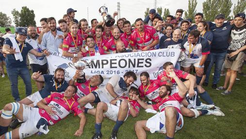 El VRAC Quesos Entrepinares celebra el título de liga de la División de Honor de Rugby