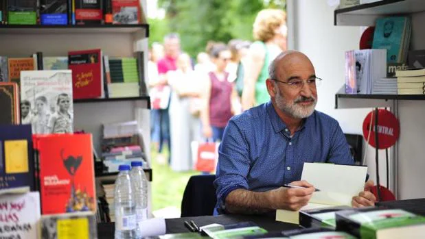 El escritor Fernando Aramburu firma un ejemplar de «Patria» en la Feria del Libro