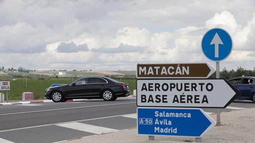 Coches oficiales en la base aérea de Matacán, hasta donde se ha desplazao Rajoy para luego trasladarse a los Arribes