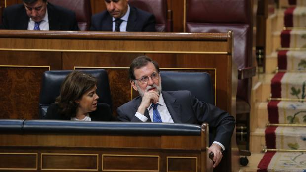 Mariano Rajoy, junto a Soraya Sáenz de Santamaría, a principios de mes en el Congreso
