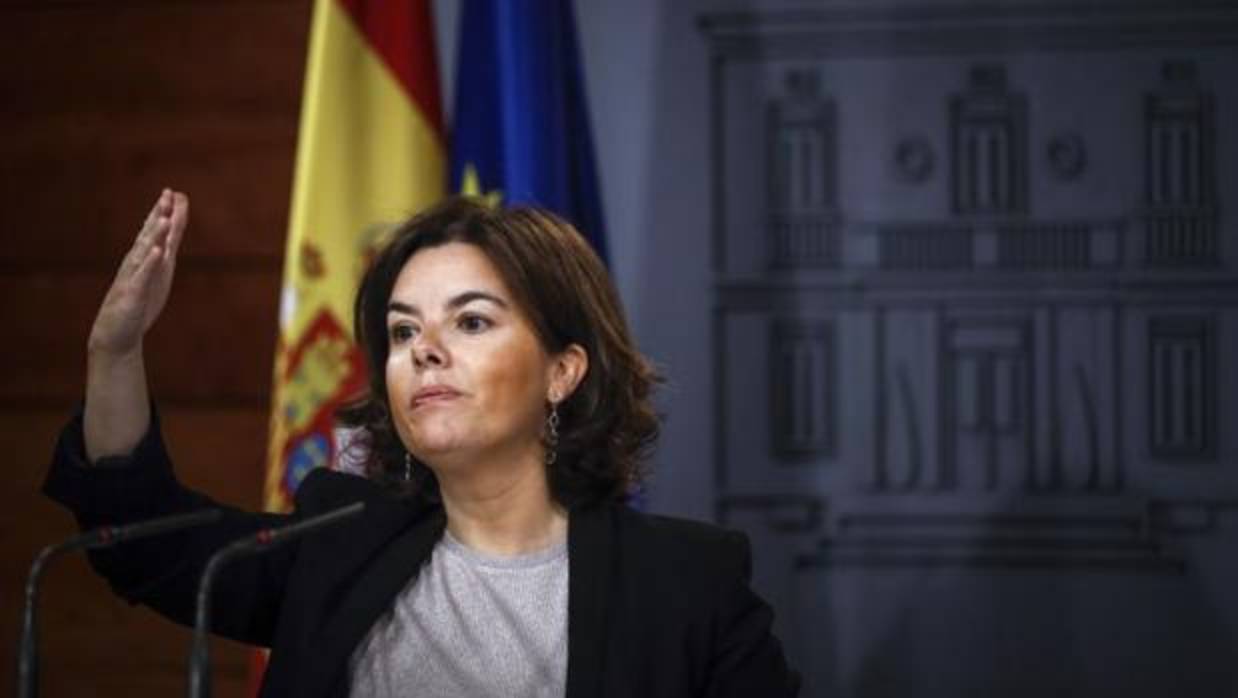 La vicepresidenta del Gobierno, Sáenz de Santamaría, este lunes en la Moncloa