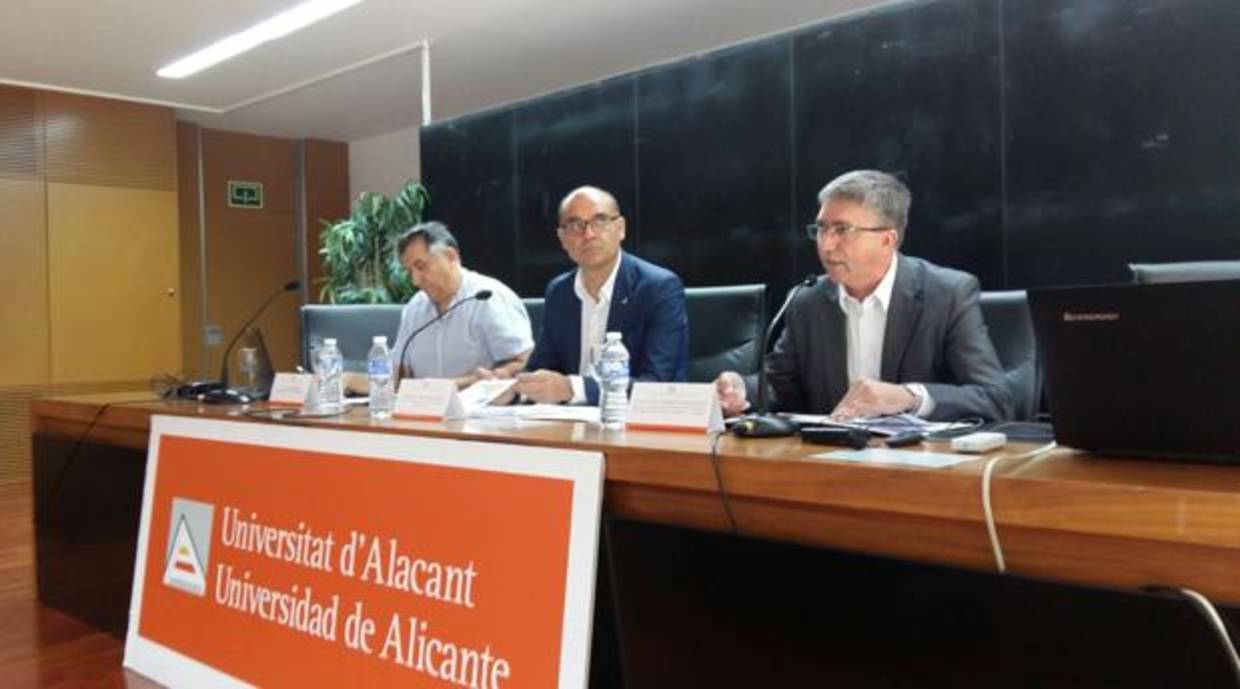 Imagen del conseller Climent, a la derecha, en el acto celebrado en Alicante