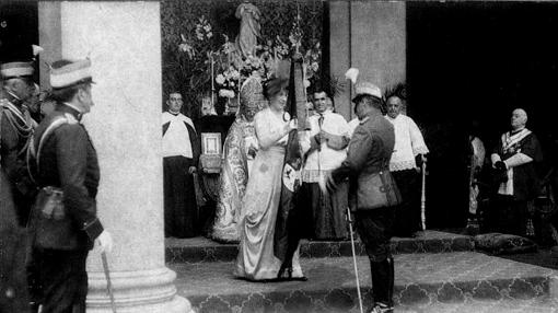 Entrega de la nueva bandera de España a la Academia por la reina Victoria, acto coincidente con la puesta en libertad de los juzgados por las bombas de Olías (Foto, Colección Luis Alba, AMT)