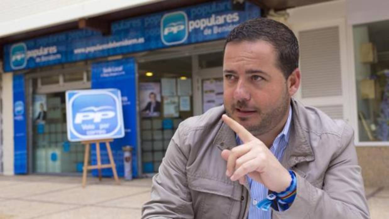 Agustín Almodóbar, junto a la sede local del PP en Benidorm