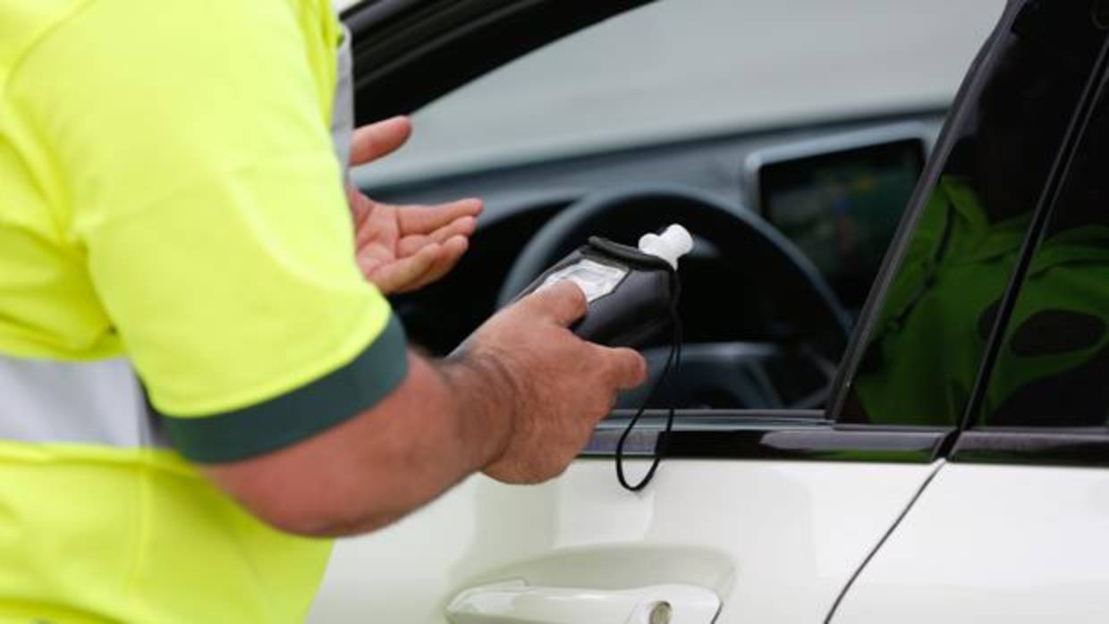 La Guardia Civil realizando un control de alcoholemia