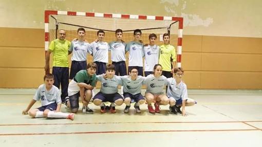 Equipo completo de Zarzuela del Pinar, con Marta entre los jóvenes futbolistas