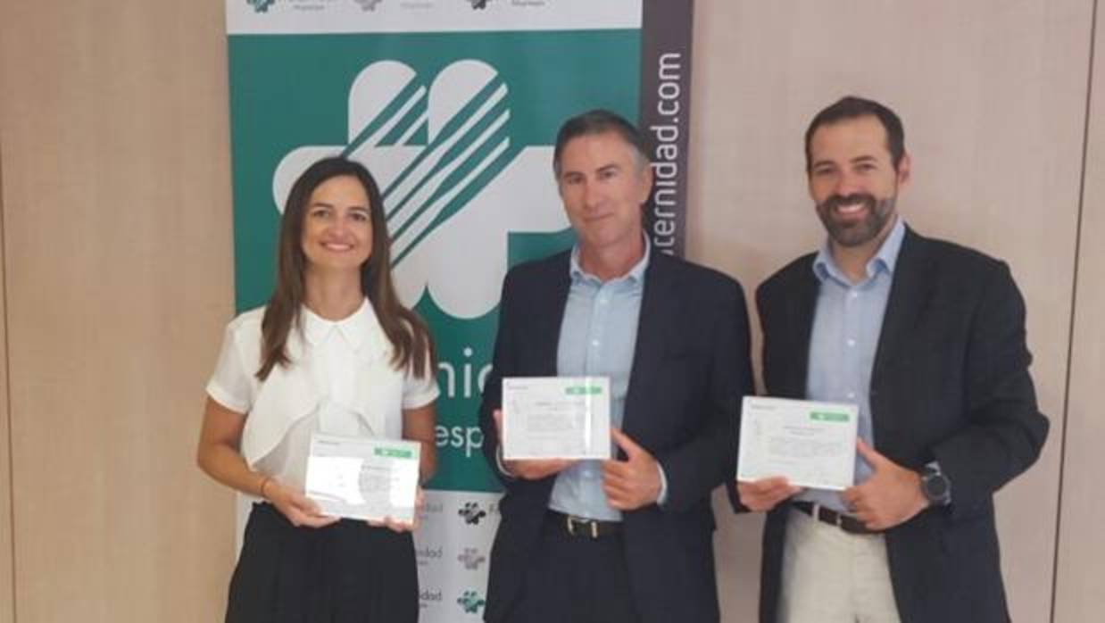 Imagen de la entrega del reconocimiento a los gerentes de las tres compañías