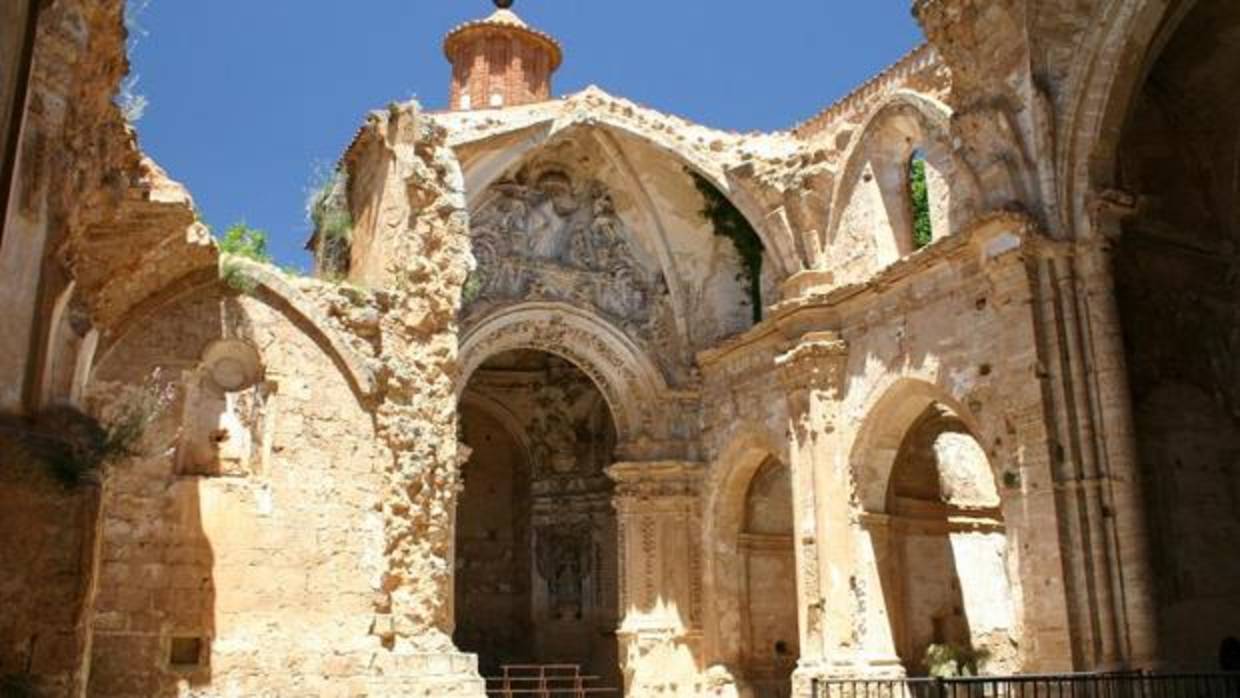 Pese a su estado ruinoso, la iglesia abacial conserva en pie interesantes restos arquitectónicos y decorativos