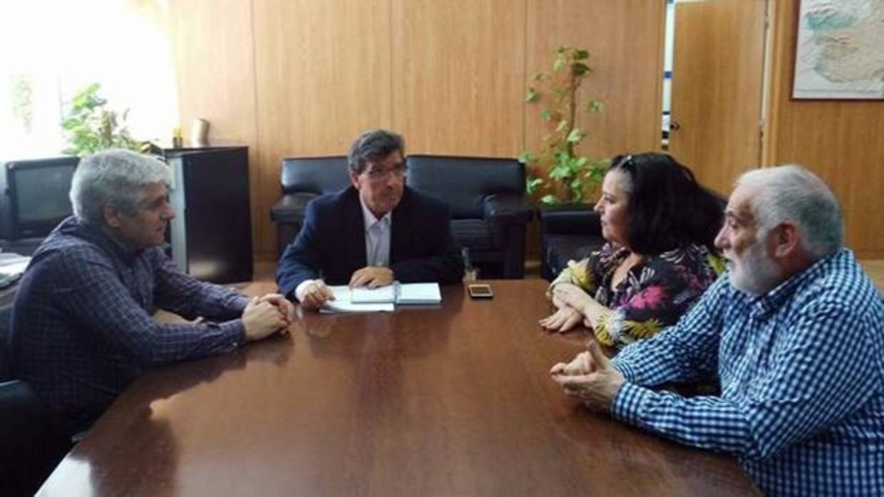 La alcaldesa Carmen Cano, durante una reunión con el director de la Agencia del Agua, Antonio Luengo