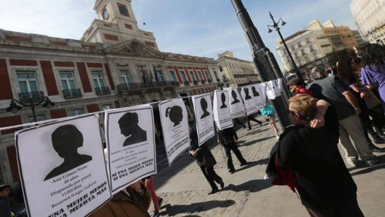 Carteles colgados para recordar a las víctimas de la violencia machista en la Puerta del Sol el 8 de marzo