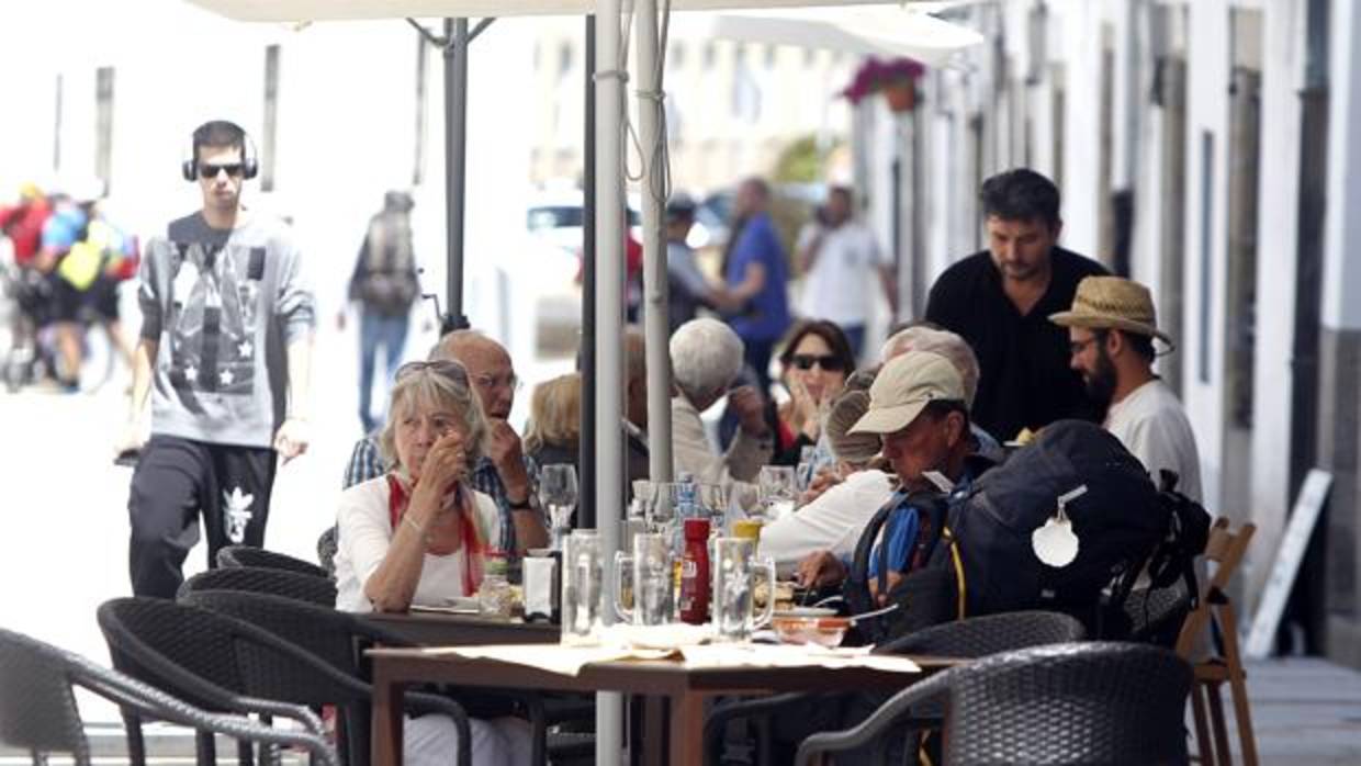 Un grupo de turistas y peregrinos en una terraza de Santiago de Compostela