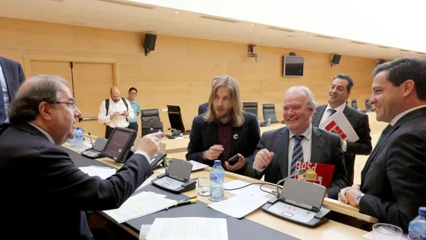 Herrera conversa con Fernández (Podemos), Martín (PSOE), Cruz y De la Hoz (PP) antes de su comparecencia