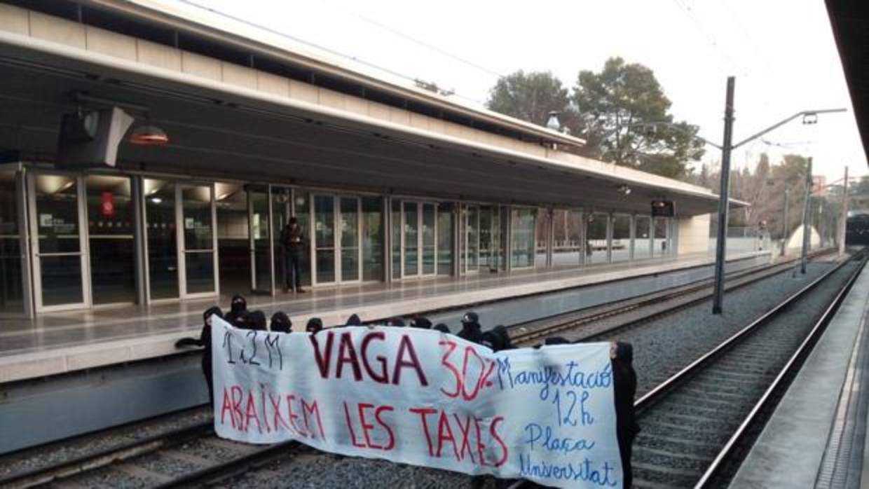 Estudiantes de la UAB cortan las vías del Ferrocaril para pedir una rebaja de las tasas