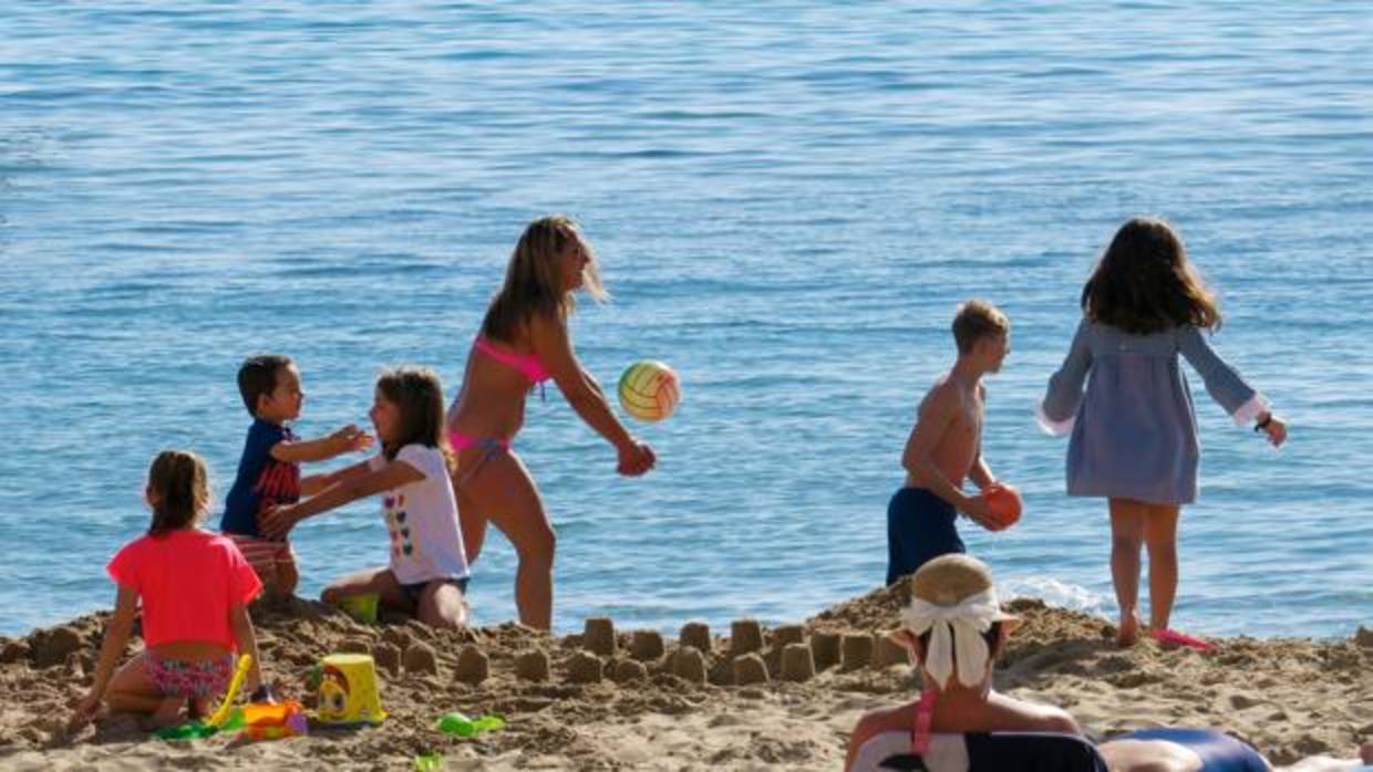 Imagen de un grupo de turistas en la playa de Levante de Benidorm