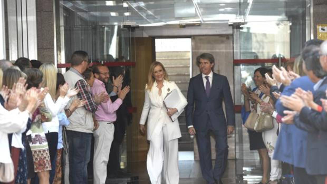Cristina Cifuentes es aplaudida por sus diputados que han formado un paseillo a su llegada a la comparecencia en la comisión de la corrupción de la Asamblea de Madrid