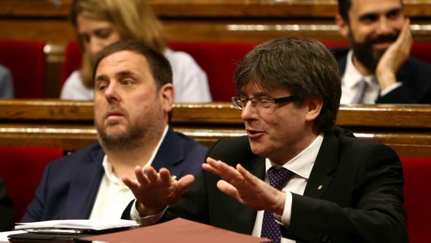 El presidente de la Generalitat, Carles Puigdemont, junto al vicepresidente del Govern y conseller de Economía, Oriol Junqueras