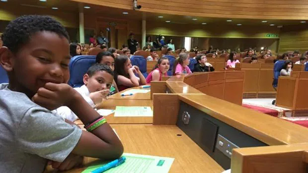 Los escolares, ayer, en el hemiciclo del Parlamento de Galicia