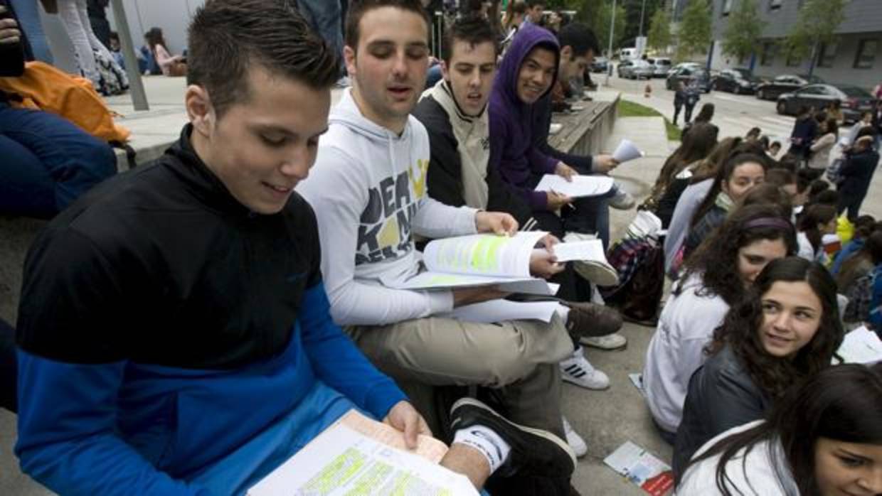 Un grupo de estudiantes, en el campus de la Universidad de Santiago de Compostela