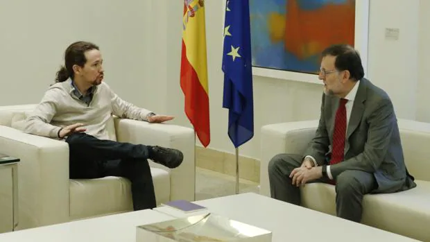 Pablo Iglesias junto a Mariano Rajoy en una reunión en diciembre de 2015