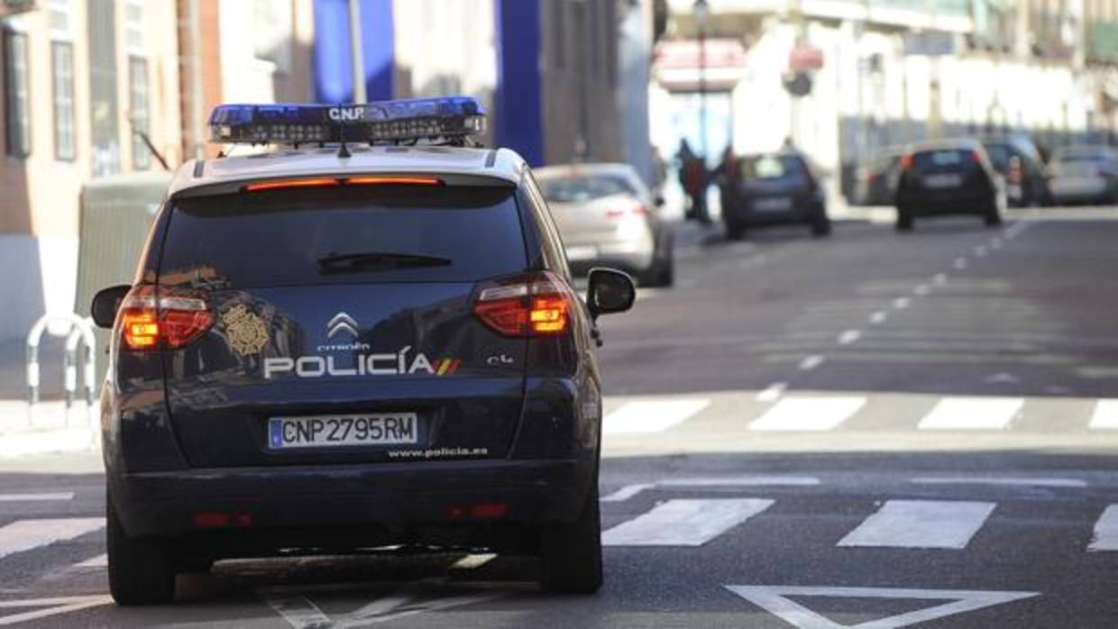 Un coche de la Policía Nacional patrulla por las calles de Madrid