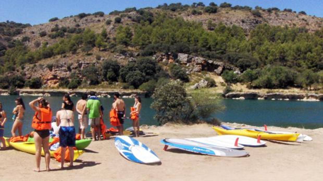 Un grupo de jóvenes practican actividades acuáticas en las Lagunas de Ruidera