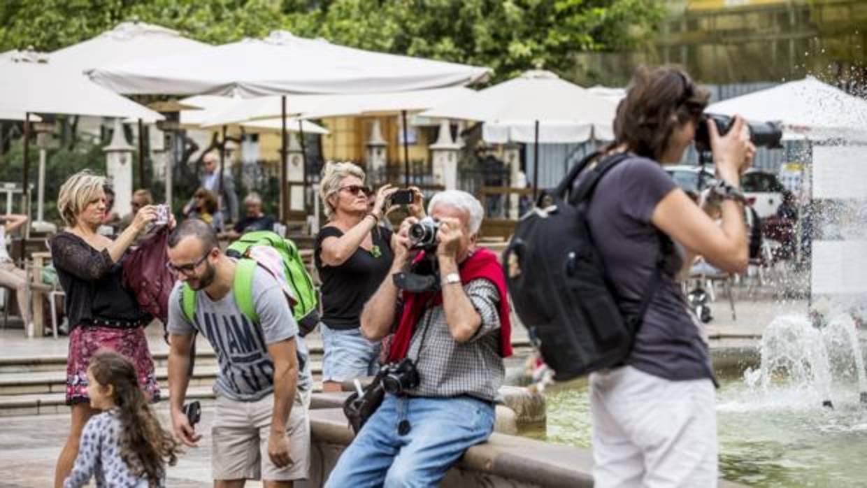 Imagen de un grupo de turistas tomada en el centro de Valencia