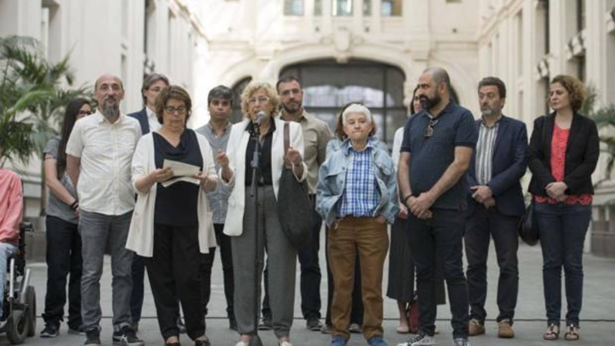 Los portavoces municipales, junto a Leopoldo López y su mujer, frente al Ayuntamiento de Madrid