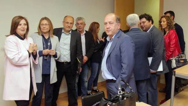 Cancela y Leiceaga, junto a varios diputados socialistas durante una reunión en el Parlamento